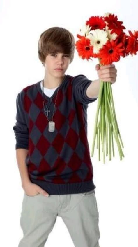 Justin Bieber Holding Flowers, Justin Bieber Themed Birthday Party, Old Justin Bieber, Justin Bieber Meme, Justin Bieber Party, Justin Bieber Birthday, Terrible Memes, 2014 Vibes, Justin Bieber 2015