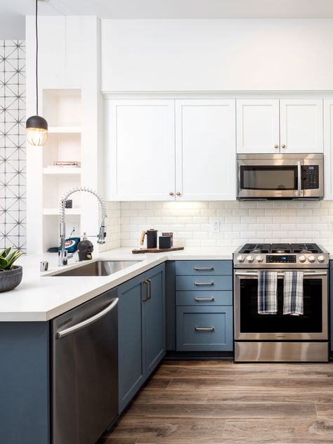 White Upper Cabinets, Glass Cabinet Door, Blue White Kitchens, Gorgeous Apartment, Kitchen Knobs, Blue Kitchen Cabinets, Kitchen Pulls, Kitchen Bathroom Remodel, Kitchen Dinning