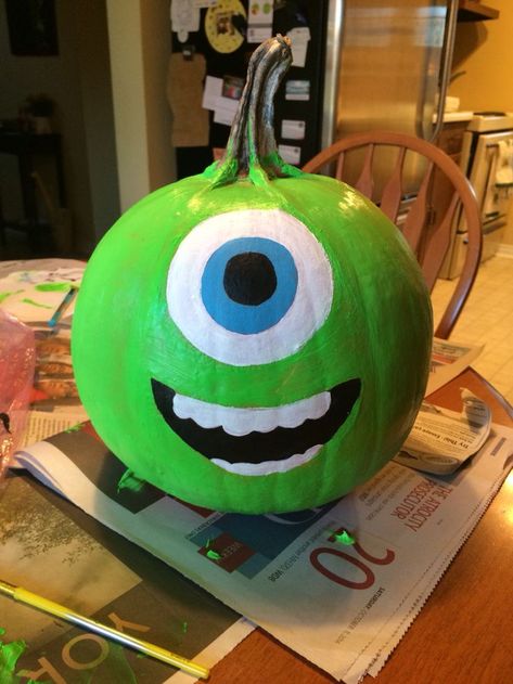 Monster's Inc Pumpkin Painting - WCCB Charlotte Disney Pumpkin Painting, Pumkin Decoration, Creative Pumpkin Painting, Creative Pumpkin Decorating, Pumpkin Decorating Contest, No Carve Pumpkin Decorating, Disney Pumpkin, Pumpkin Contest, Pumpkin Painting Ideas