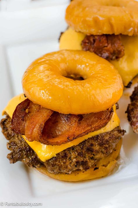 This donut burger is by far one of the BEST burgers I've ever had -- and what a fun treat! #donut #burger #doughnut #luther #glazed Donuts Krispy Kreme, Doughnut Burger, Savory Donuts Recipe, Donut Burger, Savory Donuts, Making Donuts, Donut Bun, Glazed Doughnuts, Glazed Donuts