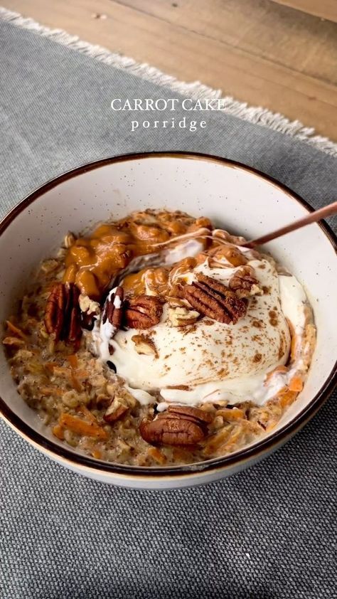 Carrot Cake Porridge Recipe👇 Ingredients: - 1/2 cup oats - 1 tbsp milled chia seeds / flax seeds - 1 medium carrot grated - 2 dates, chopped up small - 1/2 cup milk cinnamon - half a handful sultanas (optional) Instructions: - Microwave for 2 minutes on high, top with yoghurt, nut butter and pecans * This also works really well with blueberries on top Enjoy! Save this so you can refer back later! 📌 Credit to @mindfully.jess for this delicious recipe. Follow @health.on.orion to learn more a Microwave Porridge, Carrot Porridge, Healthy Porridge Recipes, Saturday Breakfast Ideas, Winter Breakfast Ideas, Wellness Meals, Real Food Breakfast, Healthy Porridge, Porridge Toppings