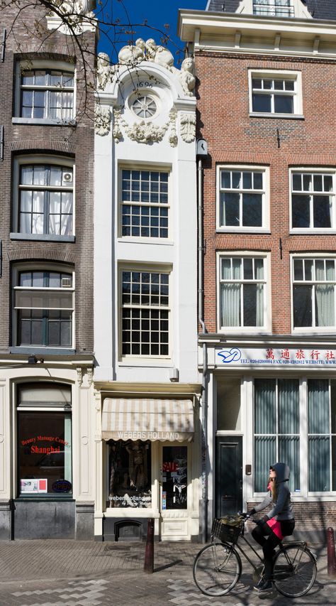 Spite House, Amsterdam Architecture, Green Roof Building, Amsterdam Houses, Pavilion Architecture, Dutch House, Unusual Buildings, Victorian Buildings, Canal House