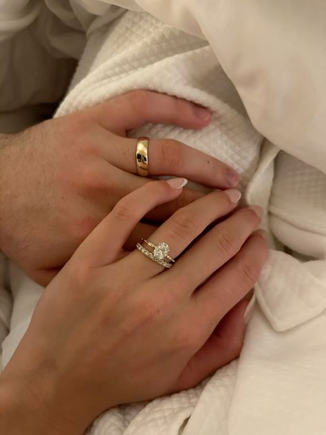 Husband And Wife Ring Pictures, Wedding Rings Hands Pictures, Dream Ring Engagement, Alliance Aesthetic, Rings Engagement Aesthetic, Wedding Band Aesthetic, Couple Rings Aesthetic, Wedding Ring Aesthetic, Wedding Bands His And Hers