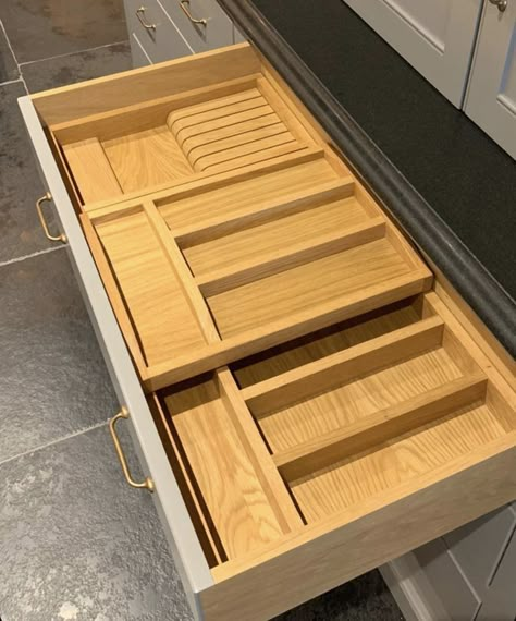 Vertical Drawer Storage, Kitchen Color Scheme, Kitchen Gadgets Organization, Kitchen Decor Hacks, Knife Drawer, Kitchen Cupboard Designs, Kitchen Drawer Organization, Diy Kitchen Decor, Diy Kitchen Storage