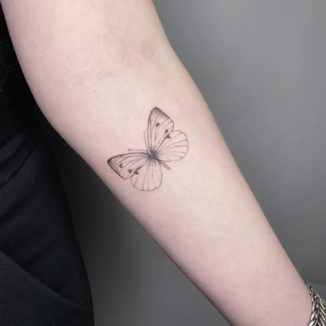 Cabbage White Butterfly, White Butterfly Tattoo, Feminine Shoulder Tattoos, Cabbage Butterfly, Butterfly Tattoo Meaning, Flying Tattoo, Dragonfly Tattoo, Hair Tattoos, Tattoo Outline