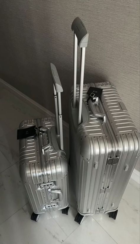 Rimowa Luggage Aesthetic, Travel Suitcase Aesthetic, Aesthetic Suitcase, Suitcase Aesthetic, Luggage Aesthetic, Rimowa Luggage, Ilmu Ekonomi, Fashion Travel Outfit, Airport Aesthetic