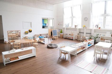 Preschool Classroom Ideas, Montessori Classroom Layout, Preschool Classroom Layout, Montessori Toddler Rooms, Classroom Interior, Montessori Environment, Daycare Design, Learning For Kids, Infant Classroom