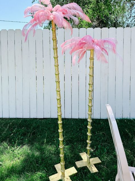 California Themed Party Decoration, Pool Noodle Palm Tree Diy, Feather Palm Tree, Diy Pink Palm Tree, Diy Palm Tree Outdoor, Pink Flamingo Party Decorations, Pink Backyard Ideas, Flamingo Garden Decor, Barbie Palm Tree