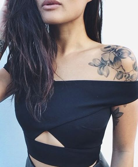 Cute Shoulder Tattoos, Shoulder Tattoo Ideas, Feminine Shoulder Tattoos, Women's Shoulder Tattoo, Front Shoulder Tattoos, Shoulder Cap Tattoo, Girl Shoulder Tattoos, Tattoo Son, Girls With Sleeve Tattoos