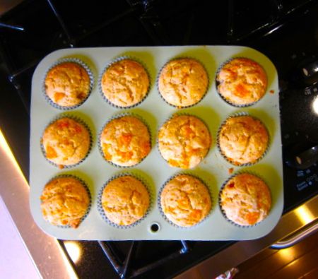 Mandarin Orange Muffins -- These are light and scrumptious! I added about 1/2 a cup of chocolate chips for fun. Mandarin Orange Bread Recipe, Mandarin Orange Muffins Recipe, Canned Mandarin Orange Muffins, Baking With Mandarin Oranges, Mandarin Recipes Desserts, Canned Mandarin Oranges Recipes Desserts, Mandarin Orange Bread, Mandarin Muffins Recipe, What To Make With Mandarin Oranges