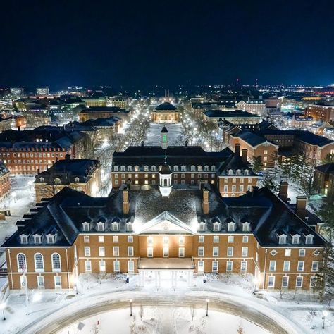 University of Illinois on Instagram: "#ILLINOIS is located in the heart of Champaign and Urbana, microurban twin cities that combine to form a vibrant, innovative community. 🎭🔬 Explore the many perks of our top college town by scheduling a visit today! 📷: @fransenimaging" University Of Illinois Urbana Champaign, University Housing, College Vision Board, Corn Field, Urbana Champaign, Airport Parking, University Of Illinois, College Town, Top Colleges