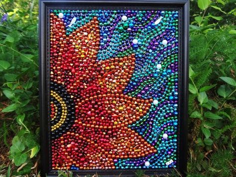 Mosaic with Mardi Gras Beads - Sun and Sky Mosaic Collage, L'art Du Vitrail, Mosaic Tray, Flower Orange, Art Perle, Mosaic Stained, Floral Mosaic, Garden Life, Mardi Gras Beads