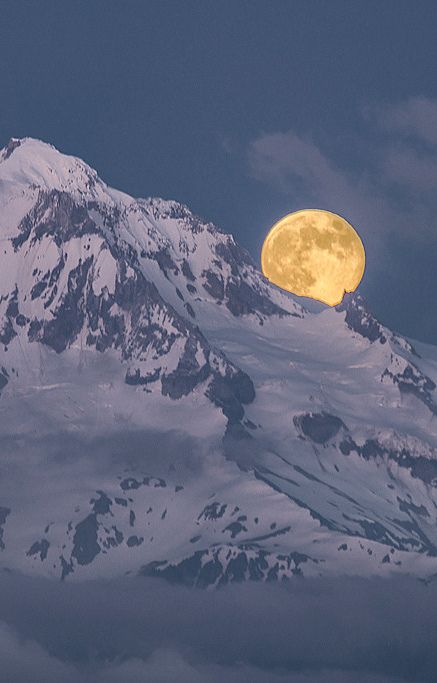 // Shoot The Moon, Moon Pictures, The Full Moon, Beautiful Moon, The Night Sky, 판타지 아트, Winter Scenes, Salt Lake City, Amazing Nature