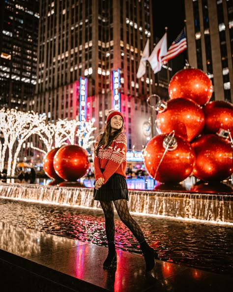 CHRISTMAS IN NYC: HOLIDAY GUIDE - Tour de Lust Travel Destinations In The Us, New York Photo Ideas, Winter In Nyc, Nyc Photo Ideas, New York Noel, Christmas Instagram Pictures, Christmas In Nyc, Christmas Nyc, Nyc Pics