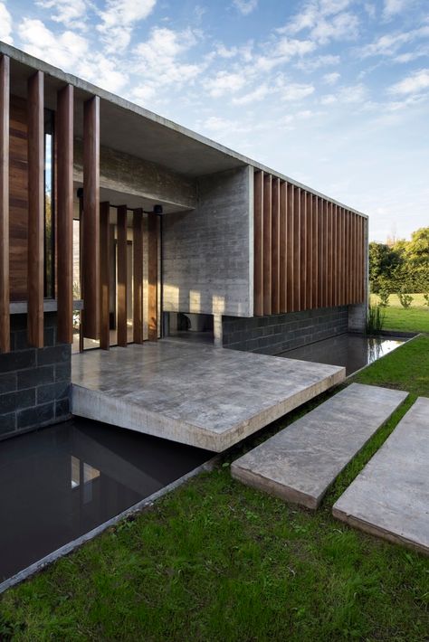 Gallery of Rodriguez House / Luciano Kruk - 6 Entrance Gateway, Contemporary House Exterior, Concrete Architecture, Concrete Home, Concrete Steps, Minimalist House Design, Concrete House, Facade Architecture, House Architecture Design