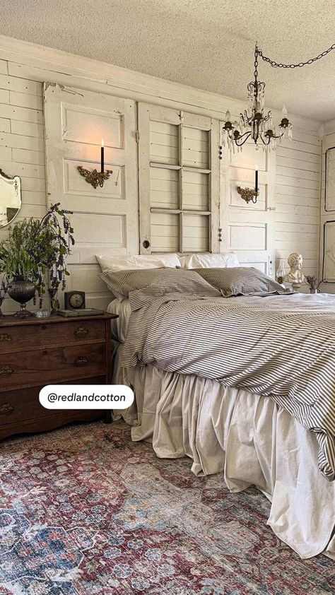 Primitive Bedroom Ideas, University House, Red Land Cotton, Rustic Chic Bedroom, Shutter Ideas, Farm Bedroom, Funky Bedroom, Rustic Farmhouse Bedroom, Farmhouse Bedrooms