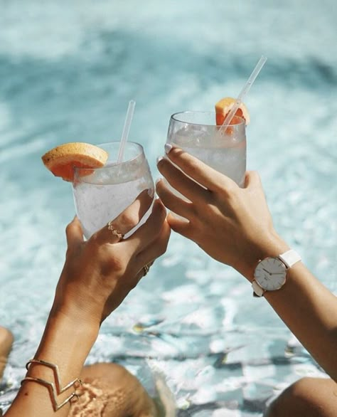 Beach Ins story idea Dw Watch Women, Pool Lifestyle, Pool Photography, Resort Lifestyle, Beach Drinks, Restaurant Photography, Pool Photos, Summer Pool, Shooting Photo