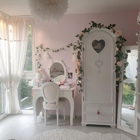 Coquette Bathroom, Feminine Room, Maria Victoria, Princess Bedroom, Cinnamon Girl, Dream Apartment Decor, Flower Room, Dream Aesthetic, Cozy Room Decor