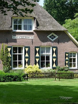 Dutch Farmhouse, Dutch Farms, Buildings Modern, Dutch House, Farm Cottage, Old Dutch, Old Farm Houses, Old Farm, Modern Buildings