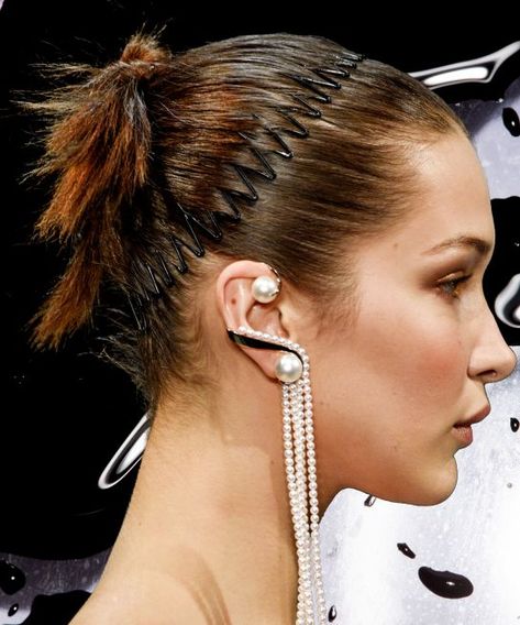 Childhood hair accessories are back and there's nothing you can do about it #BellaHadid #90s #early2000s #hair #hairstyles Zig Zag Headband, 1990s Fashion Trends, Hair Clip Hairstyles, Hair Clips 90s, 90s Hair, Blue Mascara, 80s Fashion Trends, 2000s Fashion Trends, Lazy Hairstyles