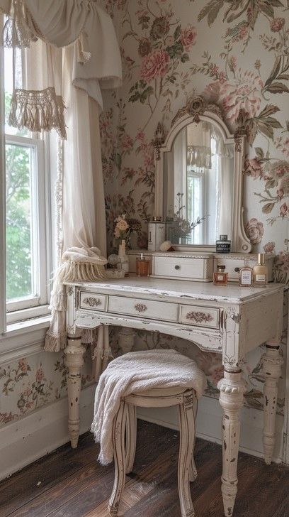 Vintage Style Bedroom, Makeup Vanity Decor, Vintage Bedroom Styles, Shabby Chic Vanity, Shabby Chic Interior Design, Dream Bedroom Inspiration, Shabby Chic Room, Chic Interior Design, The Moors