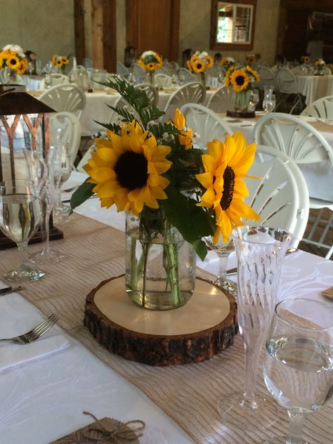 Fall Sunflower Weddings, Sunflower Wedding Centerpieces, Sunflower Wedding Decorations, Sunflower Centerpieces, Sunflower Party, Wedding Organizer Planner, Sunflower Themed Wedding, Sunflower Baby Showers, Deco Champetre