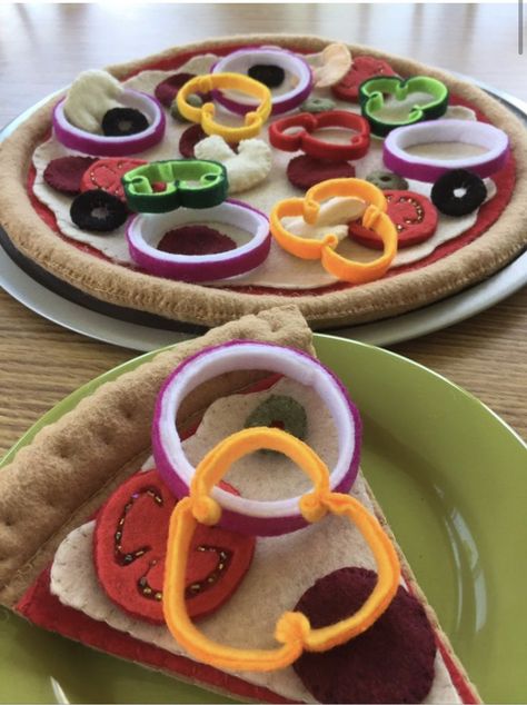 Felt Food Pizza, Realistic Play Food, Felt Pizza, Felt Food Diy, Felt Food Patterns, Play Kitchens, Felt Play Food, Pretend Food, Toy Food