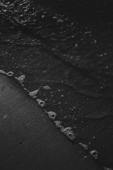 Black and white beach Premium Photo | Premium Photo #Freepik #photo #beach #black #white #dark Y2k Landscape, Black Summer Aesthetic, Black Beach Aesthetic, Black And White Beach Aesthetic, Black And White Beach Photography, Coastal Coasters, Beach Black And White, Summer Black And White, White Background Quotes