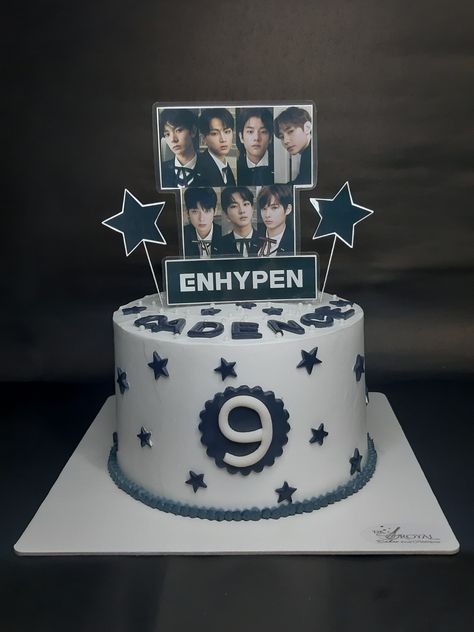 Enhypen Cake Design, Enhypen Cake Ideas, Bts And Enhypen, Korean Birthday Cake, Decoracion Aesthetic, Birthday Cake Designs, Cut Recipe, 7 Prince, Aesthetic Letters