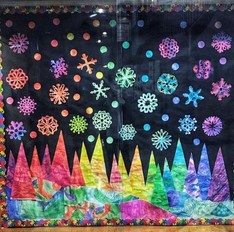 Snow Bulletin Board For Preschool, Bulletin Board Holiday Ideas, Spanish Winter Bulletin Board Ideas, Winter Christmas Bulletin Boards, Winter Theme Hallway, Winter Wall Display Classroom, Camper Bulletin Board Ideas, Winter Tree Bulletin Board Ideas, Classroom Winter Wonderland Decorations