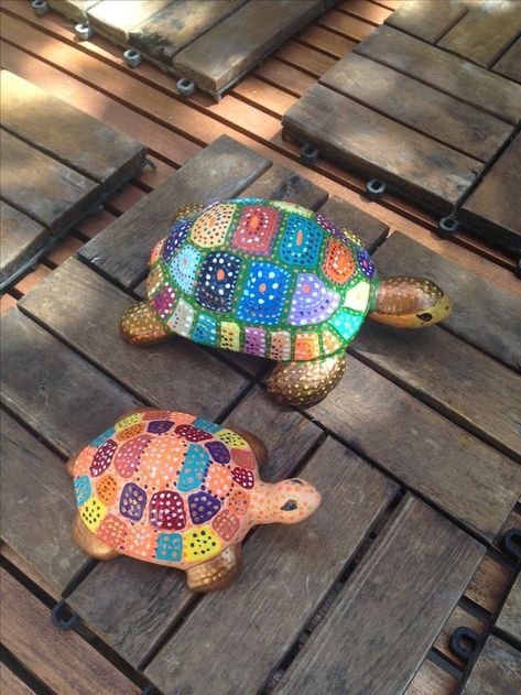 Painted Ceramic Turtles, Painted Turtle Shell, Ceramic Turtle Painting Ideas, Painted Turtles, Sea Turtle Quilts, Wooden Turtle, Clay Turtle, Turtle Quilt, Mexican Paintings