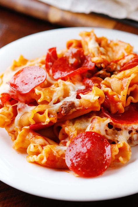 Pepperoni Pizza Pasta. Only six ingredients, done in 15 mins, and everything cooks in one pan, even the pasta. A great quick and easy weeknight meal everyone will love!! Best Pasta Bake Recipe, Pizza Pasta Bake Recipes, Pepperoni Pizza Pasta, Pasta Meals, Baked Pasta Recipes, Supper Ideas, Pasta Pizza, Italian Dinner, Garage Ideas