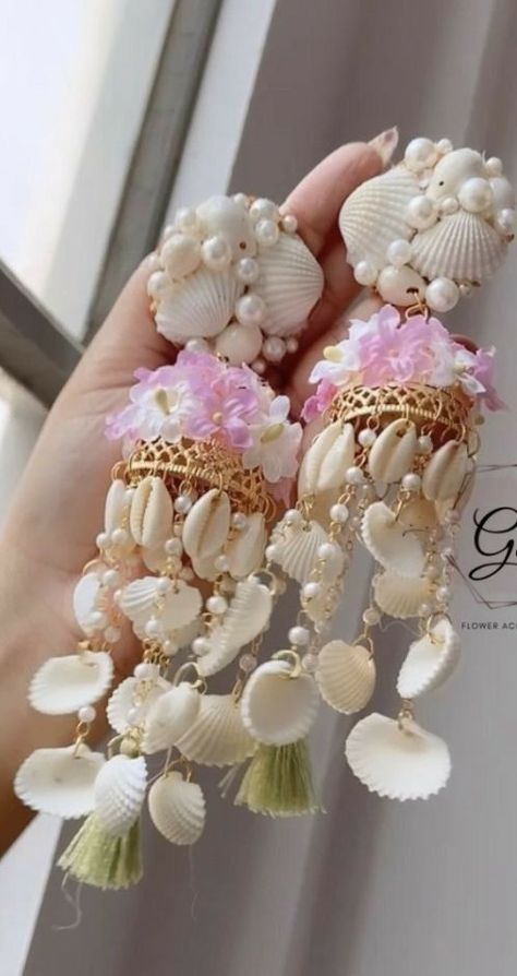 Haldi Jwellary For Bride, Flower Jwellary, Cute Seashell, Haldi Ceremony Outfit, Flower Jewelry Designs, Wedding Flower Jewelry, Diy Fabric Jewellery, Art Jewelry Design, Bridal Jewellery Design