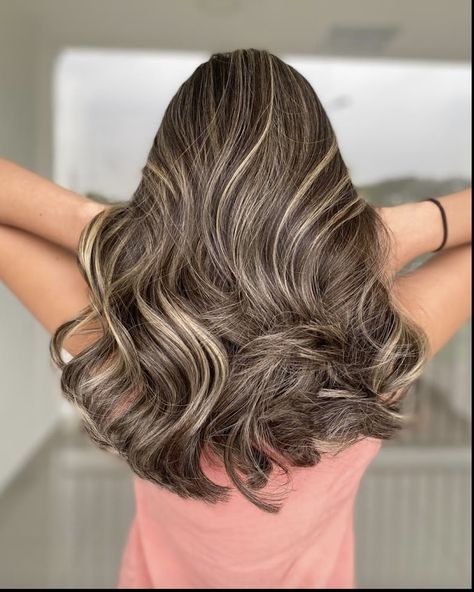 Mechas doradas en cabello natural peluquería salón diseño de color highlights Mechas Color Beige, Blonde And Blue Hair, Golden Highlights, Color Cafe, Brown Hair With Highlights, Blue Hair, Hair Looks, Brown Hair, Balayage