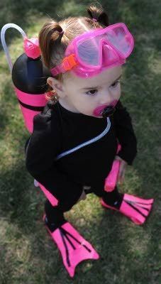 SUPER cute halloween costume for little girls! A scuba diver! Creative Kids Halloween Costume, Halloween Costumes Family, Cute Halloween Costume, Toddler Costumes Girl, Halloween Costume Toddler Girl, Girl Halloween Costumes, Toddler Girl Halloween, Baby Kostüm