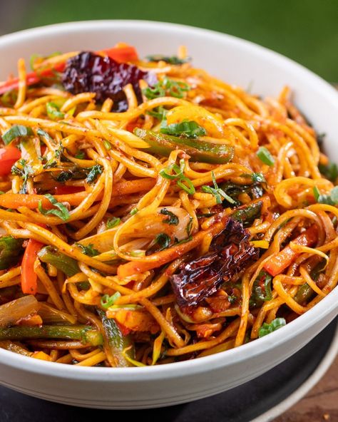 Burnt Chilli Garlic Noodles | Burnt Chilli Garlic Noodles Recipe | Spicy Veg Noodles | Chef Sanjyot Keer | By Your Food Lab Burnt Garlic Noodles, Chilly Garlic Noodles, Tasty Noodles Recipe, Chilli Garlic Noodles, Veg Noodles, Garlic Noodles Recipe, Delicious Noodles, Garlic Noodles, Food Tech