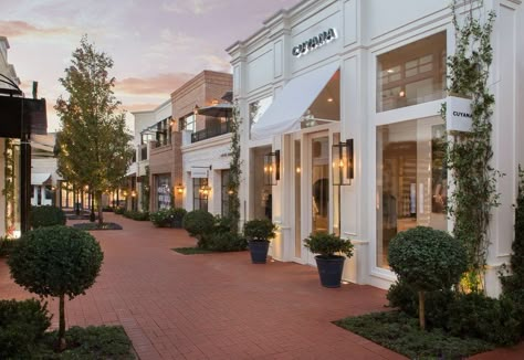 California's Palisades Village Was Designed to Be Picture-Perfect | Architectural Digest Shopping Center Design, Beach Mall, Shopping Mall Design, Plaza Design, Retail Facade, Commercial Design Exterior, Retail Architecture, Strip Mall, Outdoor Shopping