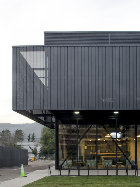 Industrial Office Architecture, Industrial Facade Design Architecture, Warehouse Architecture Facade, Industrial Architecture Facade, Factory Facade Design, Warehouse Architecture, Restaurant Building, Industrial Facade, Black Architecture