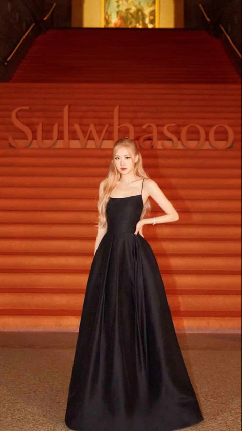 Rosé Dress Blackpink, Rosé Blackpink Dress, Blackpink Dress, Mode Indie, Rose Gown, Blackpink Outfits, Look Rose, Event Outfit, Black Gown