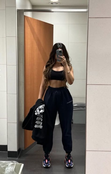 Gym Outfits Aesthetic Comfy, Gym Wear Women Workout Outfits, Gym Poses Women Mirror, Gym Rat Women, Workout Inspo Aesthetic, Aesthetic Gym Outfits, Gym Mirror Selfie, Workout Selfie, Jogger Outfit