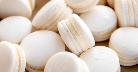 Learn how to make macarons with this step-by-step guide and video tutorial! Macaron Ingredients, Easy Macaroons, Easy Macaroons Recipe, Make Macarons, Macaroons Recipe, French Baking, How To Make Macarons, Macaron Cookies, Buttercream Filling