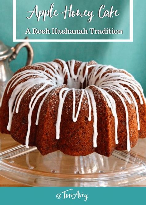 Rosh Hashannah Meals, Apple And Honey Cake, Rosh Hashana Cake, Rosh Hashana Desserts, Rush Hashana, Jewish Honey Cake, Honey Cake Rosh Hashanah, Honey Bundt Cake, Apple Honey Cake