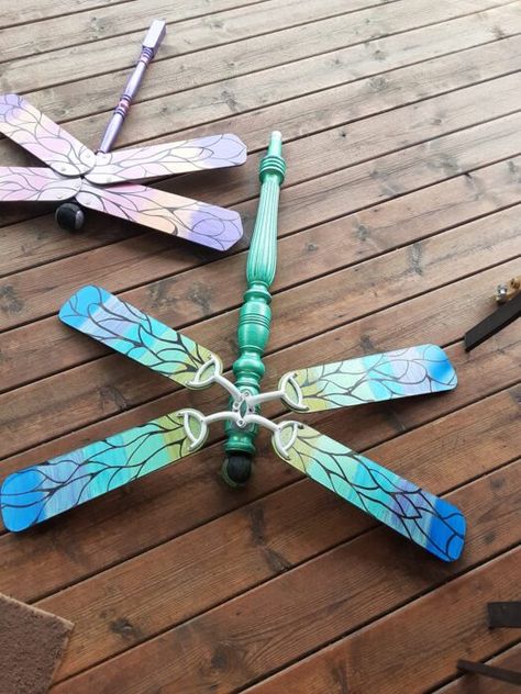 Dragonfly Garden Art, Diy Dragonfly, Ceiling Fan Crafts, Giant Dragonfly, Fan Blade Art, Dragonfly Yard Art, Ceiling Fan Art, Dragonfly Drawing, Yard Art Crafts