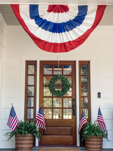 4th Of July Home Decor Front Porches, Fourth Of July House Exterior, 4th Of July Outside Decorations, Fourth Of July Outside Decor, Fourth Of July Yard Decor, 4th Of July Exterior Decor, Minimalist 4th Of July Decor, Coastal 4th Of July Decor, July 4th Front Porch Decorating Ideas