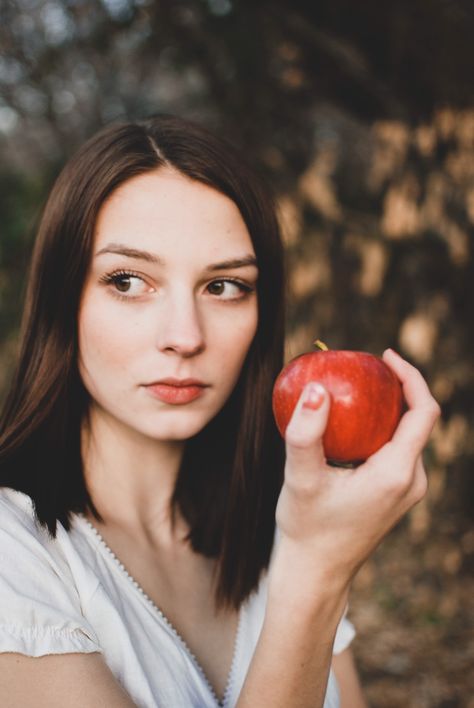 Eating Apple Photography, Apple Photography Creative, Eating Apple Reference Drawing, Person Eating Apple, Holding Apple Pose, Woman Eating Apple, Photoshoot With Apples, Holding An Apple, Apple In Hand