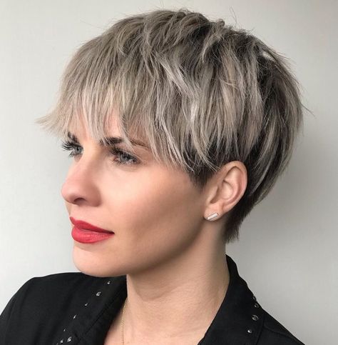 Half Brown Half Blonde Razored Pixie Blonde Balayage Pixie, Ash Blonde Highlights On Short Hair, Pixie Hair Blonde Highlights, Ash Brown Pixie Haircut, Mushroom Blonde Pixie Hair, Razored Pixie, Ash Brown Pixie, Razored Pixie Haircut, Pixie Haircut Light Brown