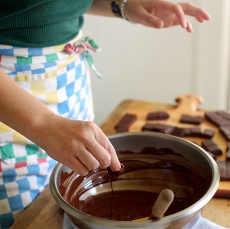 The Best Chocolate for Melting & Dipping: Pro Tips from a Pastry Chef Ingredient Intelligence Best Way To Melt Chocolate, Chocolate For Cake Pops, Chocolate For Dipping, Melt Chocolate For Dipping, Chocolate Stains, How To Temper Chocolate, Chocolate Company, Chocolate Dipped Strawberries, Storage Tips