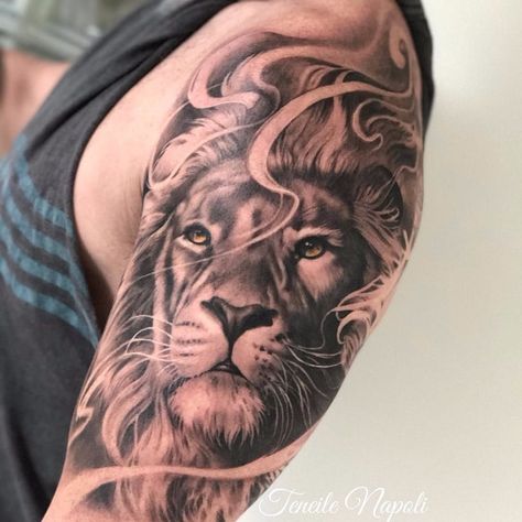 Lion Shoulder Tattoo, Lion Tattoo Sleeves, Mens Lion Tattoo, Lion Head Tattoos, Leo Tattoos, Lion Tattoo Design, Tattoo Zeichnungen, Tattoo Girls, Tatuaje A Color