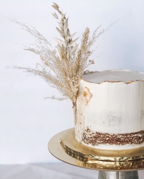 Jacky Finn on Instagram: “Pampas on cakes, yes please!🤍  Customer asked for a semi naked cake with pampas, and this is where my heart went. Loved it. I think…” Grass Cake, Mini Pampas, Bouquet Dried Flowers, Flowers Bunch, Natural Bouquet, Grass Bouquet, Pampas Grass Bouquet, Baptism Ideas, Grass Wedding