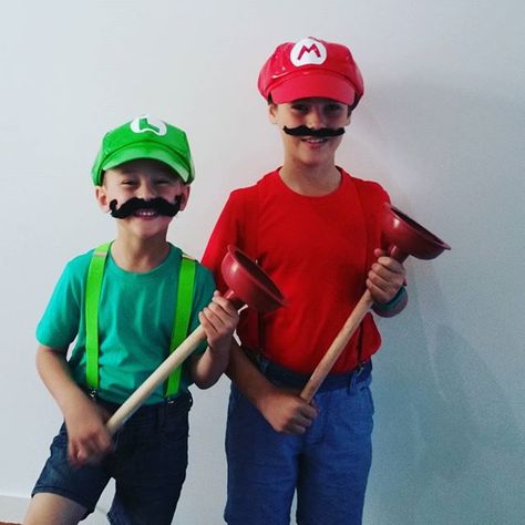 #mario #luigi #bookweek Diy Costumes Halloween, Simple Diy Costumes, Book Week Costumes, Last Minute Halloween Costume Ideas, Quick Costumes, Last Minute Halloween Costume, Diy Halloween Games, Scary Funny, Last Minute Halloween